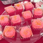 Pastelería La Golosa cupcakes de comunión rosas